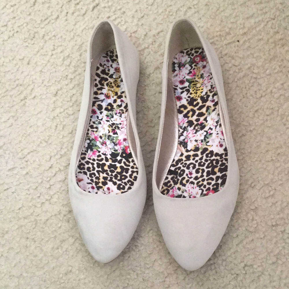 Nude flat shoes
